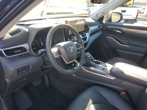 Used 2023 Toyota Highlander Platinum image 8