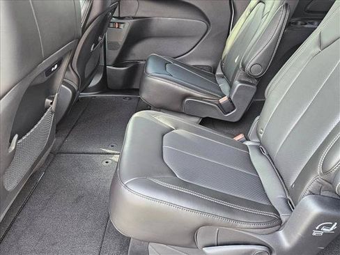 New 2027 Chrysler Pacifica Select FWD image 15