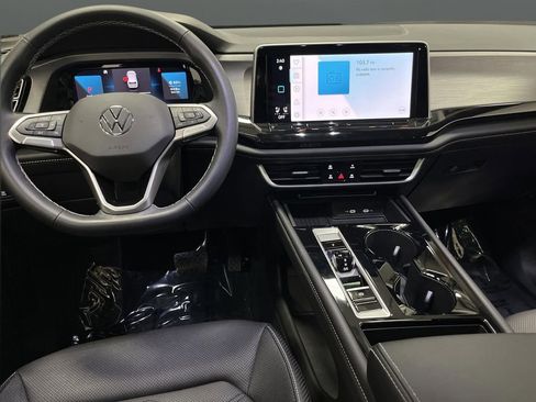 Used 2025 Volkswagen Atlas Cross Sport SE w/ Panoramic Sunroof Package image 5