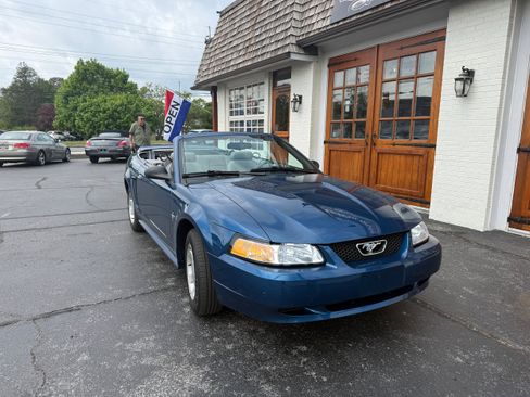 Used 2000 Ford Mustang Convertible RWD image 13