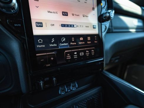 New 2025 RAM 2500 Laramie AWD/4WD image 17