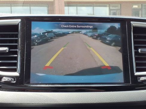 Used 2023 Chrysler Pacifica Touring-L FWD image 17