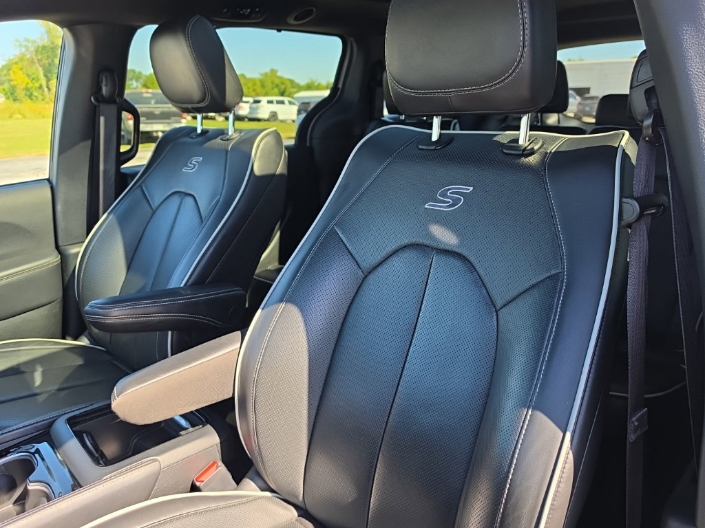 Certified 2026 Chrysler Pacifica Limited w/ S Appearance Package FWD image 18