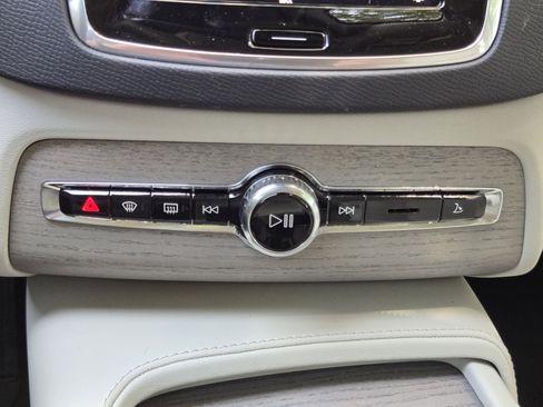 Certified 2025 Volvo XC90 T8 Plus w/ Protection Package Premier image 28