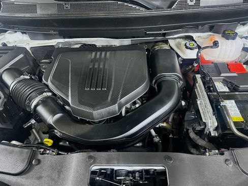 Used 2025 Chevrolet Traverse LT image 32