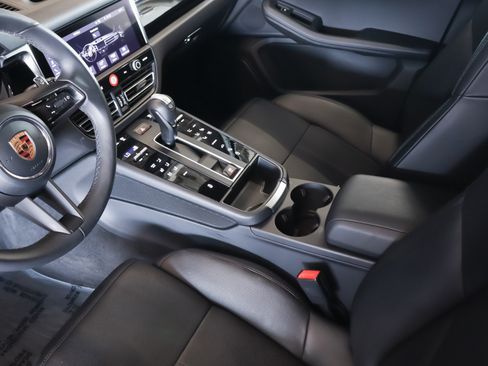 Certified 2026 Porsche Macan AWD/4WD image 19