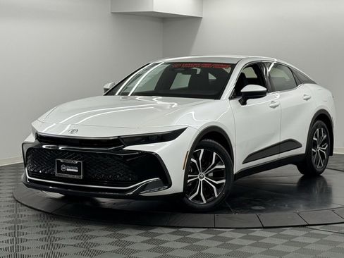 Used 2023 Toyota Crown XLE image 2