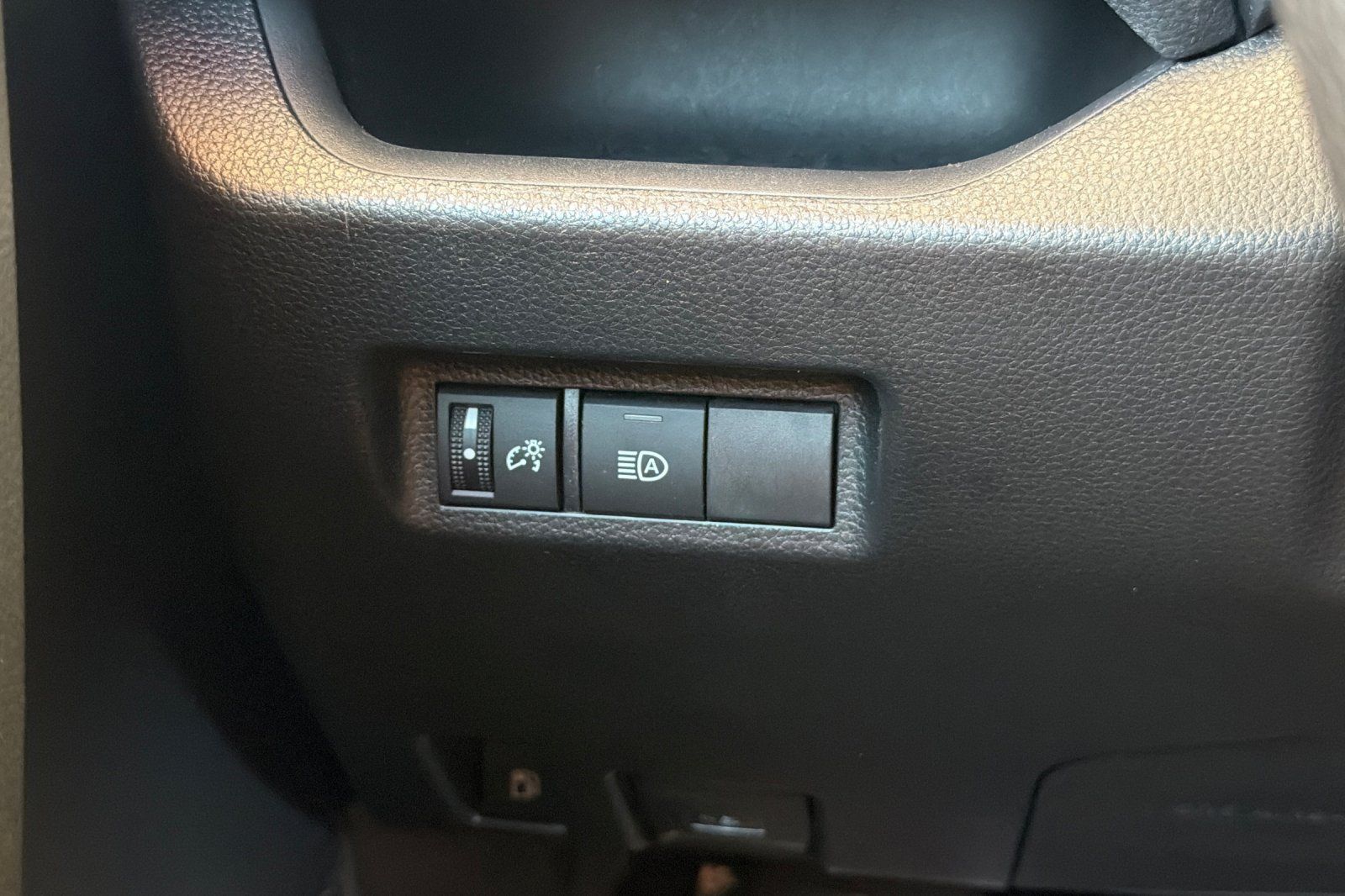 Used 2025 Toyota RAV4 XLE AWD/4WD image 31