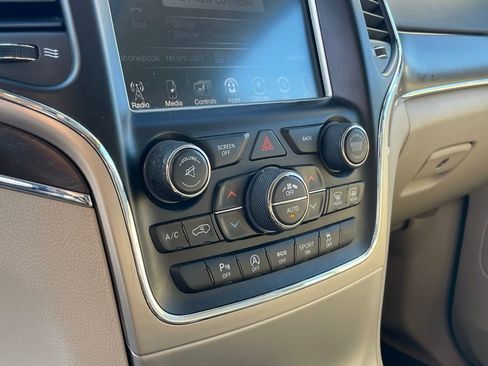 Used 2017 Jeep Grand Cherokee Limited w/ Luxury Group II image 17