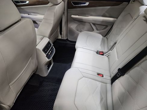 Used 2024 Volkswagen Atlas SE w/ Panoramic Sunroof Package image 51