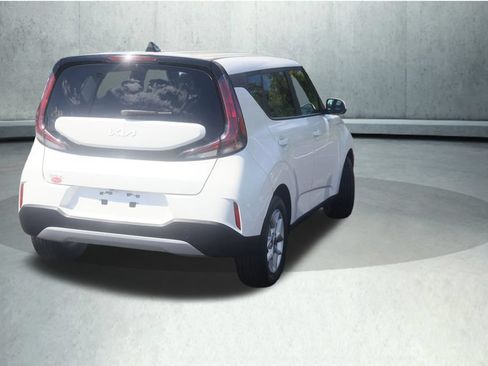 Used 2023 Kia Soul LX w/ LX Technology Package FWD image 11