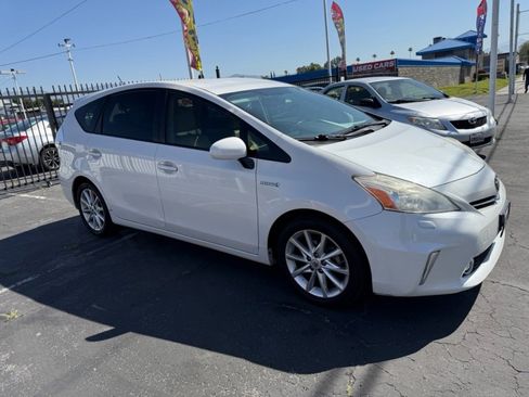 Used 2014 Toyota Prius V Five image 1