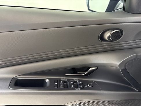 Certified 2025 Hyundai Elantra SEL FWD image 17