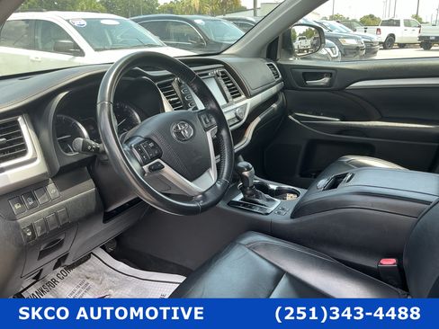 Used 2019 Toyota Highlander XLE FWD image 20