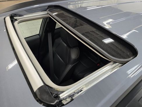 Used 2022 Toyota Corolla Cross XLE image 3