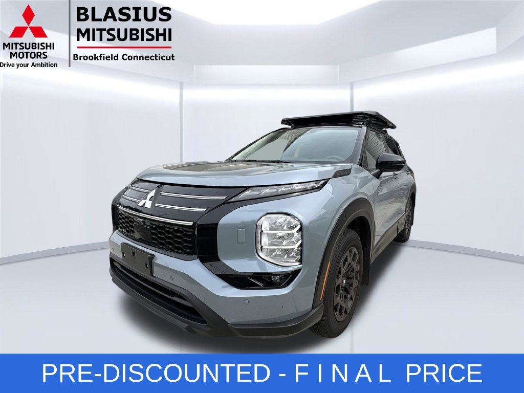 Used 2025 Mitsubishi Outlander AWD image 3