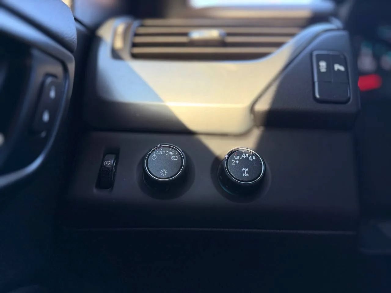 Used 2018 Chevrolet Tahoe 4WD image 43