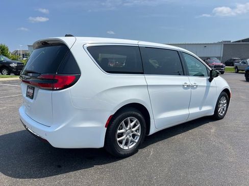 Used 2024 Chrysler Pacifica Touring-L FWD image 7