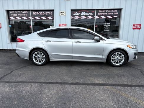 Used 2019 Ford Fusion SE FWD image 2