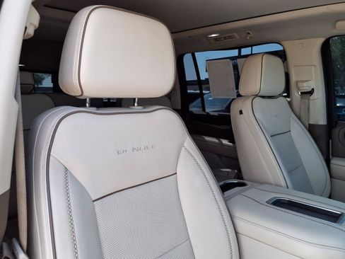 Used 2021 GMC Yukon XL Denali w/ Denali Premium Package RWD image 12
