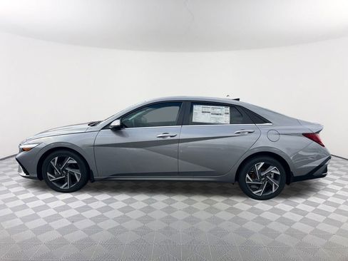 Certified 2025 Hyundai Elantra Limited FWD image 8