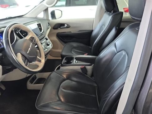 Used 2018 Chrysler Pacifica Limited w/ Tire & Wheel Group FWD image 4