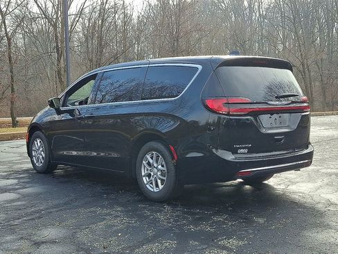 New 2026 Chrysler Pacifica Select image 3