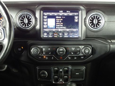 Used 2018 Jeep Wrangler Unlimited Sahara image 29