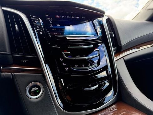 Used 2019 Cadillac Escalade Luxury AWD/4WD image 22