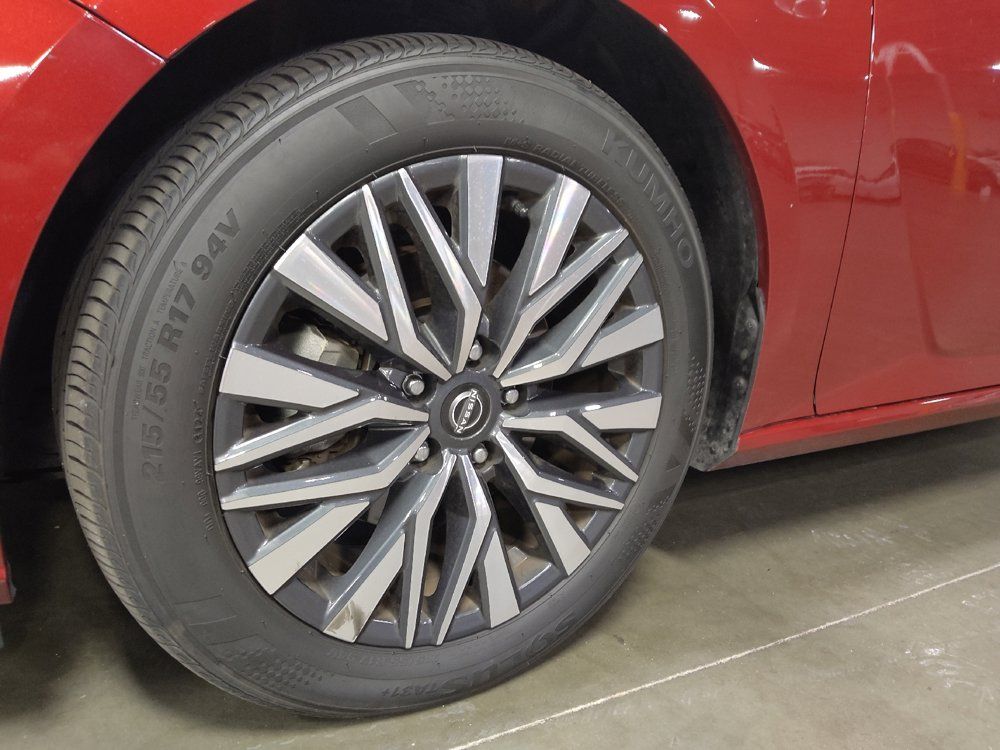 Used 2025 Nissan Altima 2.5 SV FWD image 31