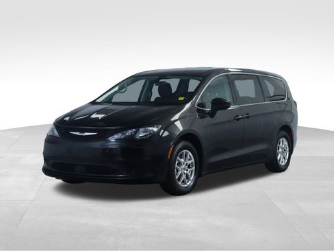 Used 2022 Chrysler Voyager LX FWD image 7