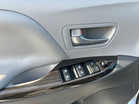 Used 2017 Toyota Sienna XLE image 15