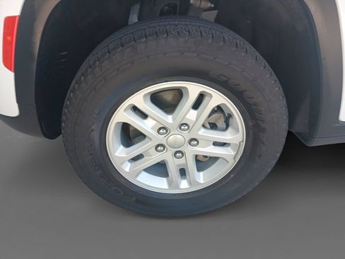 Used 2023 Jeep Grand Cherokee Laredo RWD image 15