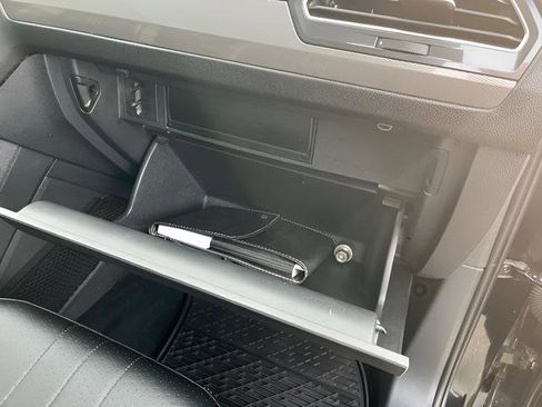 Used 2022 Volkswagen Tiguan SE image 34