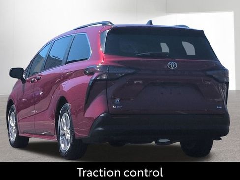 Certified 2026 Toyota Sienna XLE FWD image 9