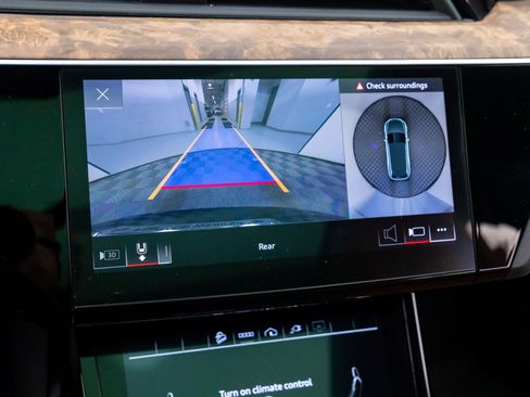 Used 2022 Audi e-tron Premium Plus w/ Premium Plus Package image 31