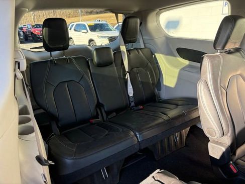 Used 2024 Chrysler Pacifica Touring-L image 30