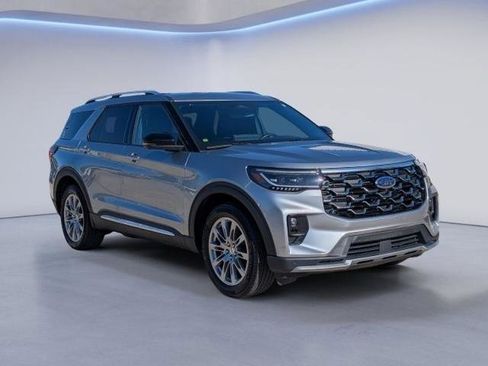 Certified 2025 Ford Explorer Platinum RWD image 2