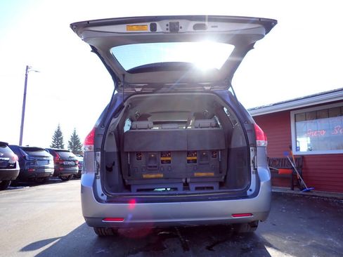 Used 2013 Toyota Sienna XLE image 5