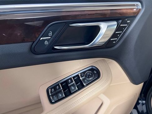 Certified 2023 Porsche Macan S AWD/4WD image 28