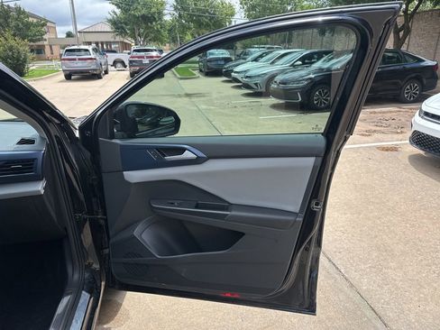 Used 2023 Volkswagen Taos SE w/ Panoramic Sunroof Package FWD image 21