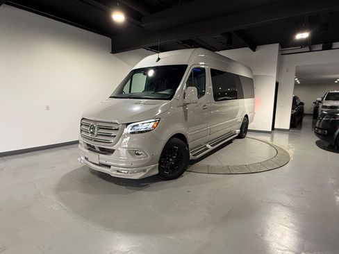 Used 2024 Mercedes-Benz Sprinter 2500 image 3