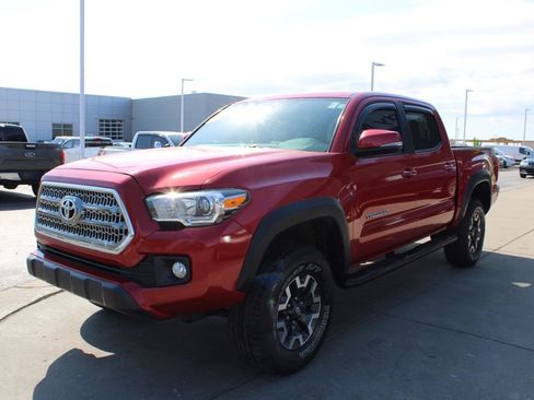 Used 2016 Toyota Tacoma TRD Off-Road w/ Exterior Package image 3