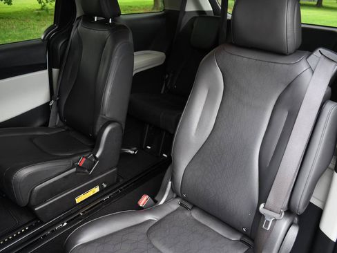 Used 2024 Kia Carnival LX FWD image 21