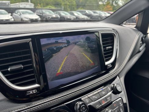 Used 2025 Chrysler Pacifica Limited FWD image 27