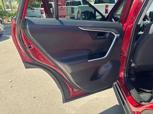 Used 2021 Toyota RAV4 LE AWD/4WD image 14