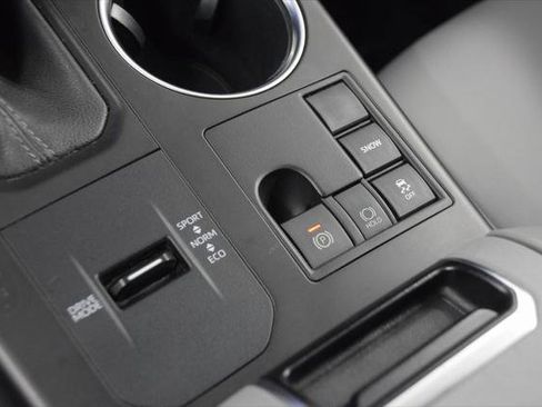 Certified 2023 Toyota Highlander XLE image 31