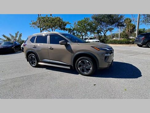 Used 2025 Nissan Rogue SV w/ SV Premium Package image 32