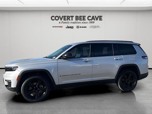 Used 2022 Jeep Grand Cherokee L Limited w/ Black Appearance Package image 4