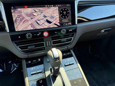 Certified 2025 Porsche Macan image 28